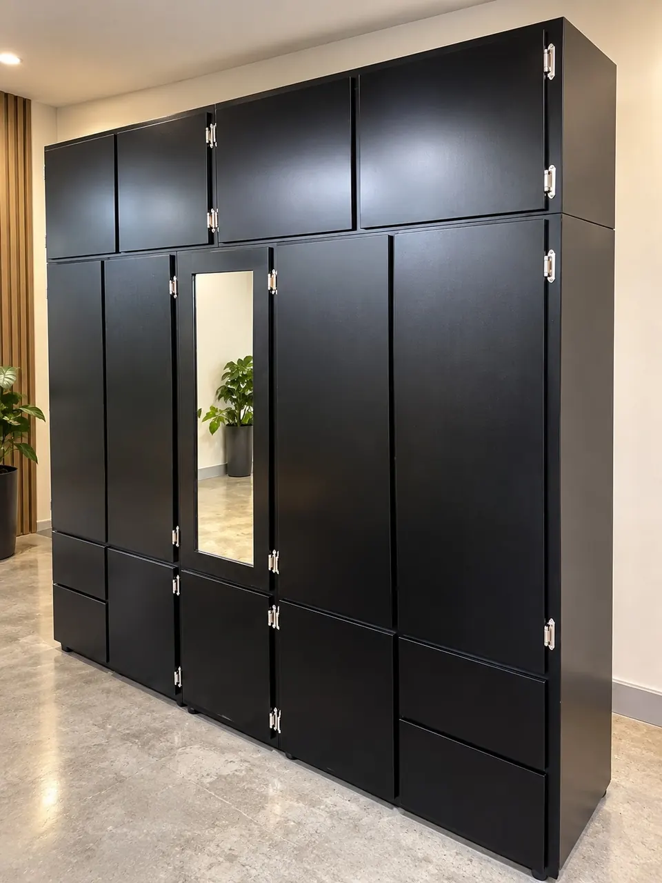 Closet negro de varios cuerpos con maletero y una puerta de espejo al centro