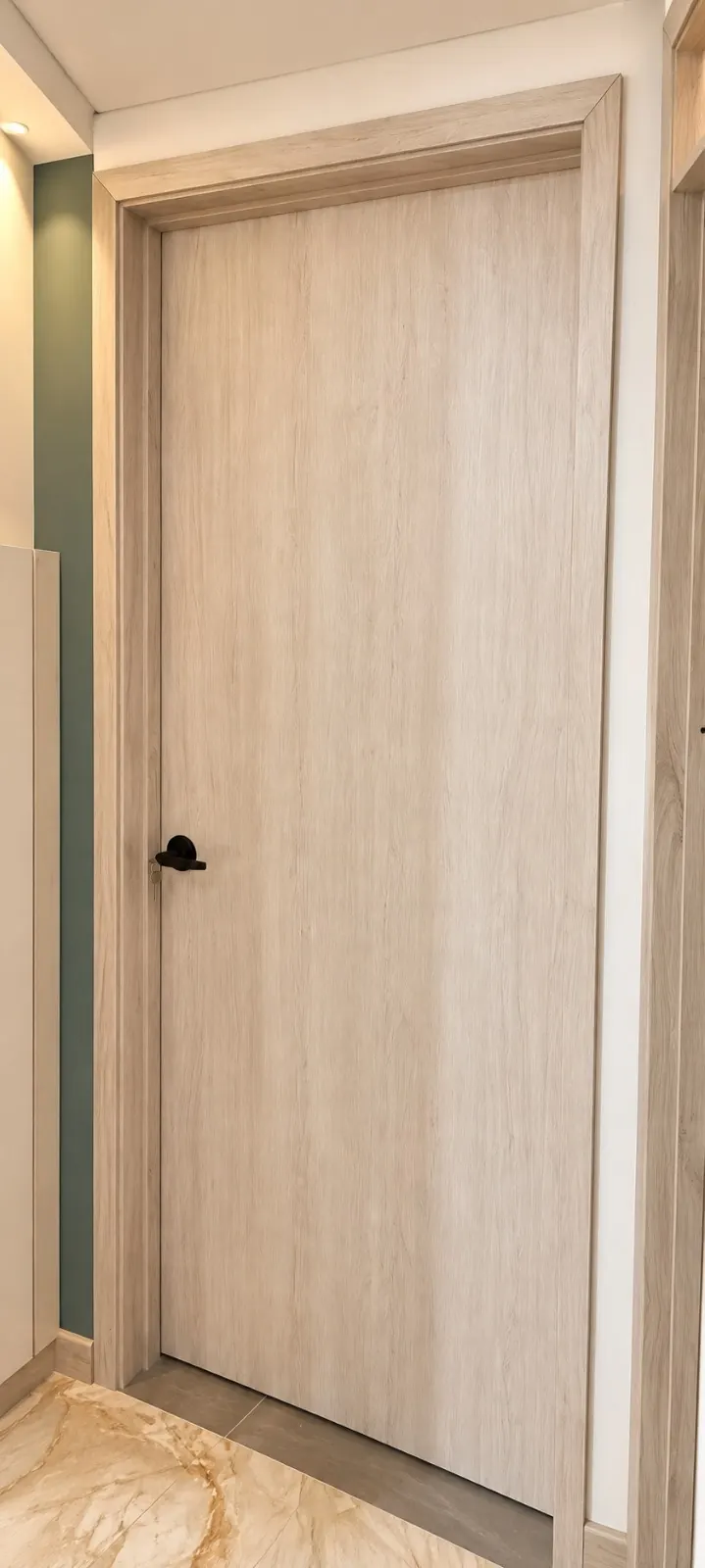 Puerta interior en tono claro veteado con manija negra