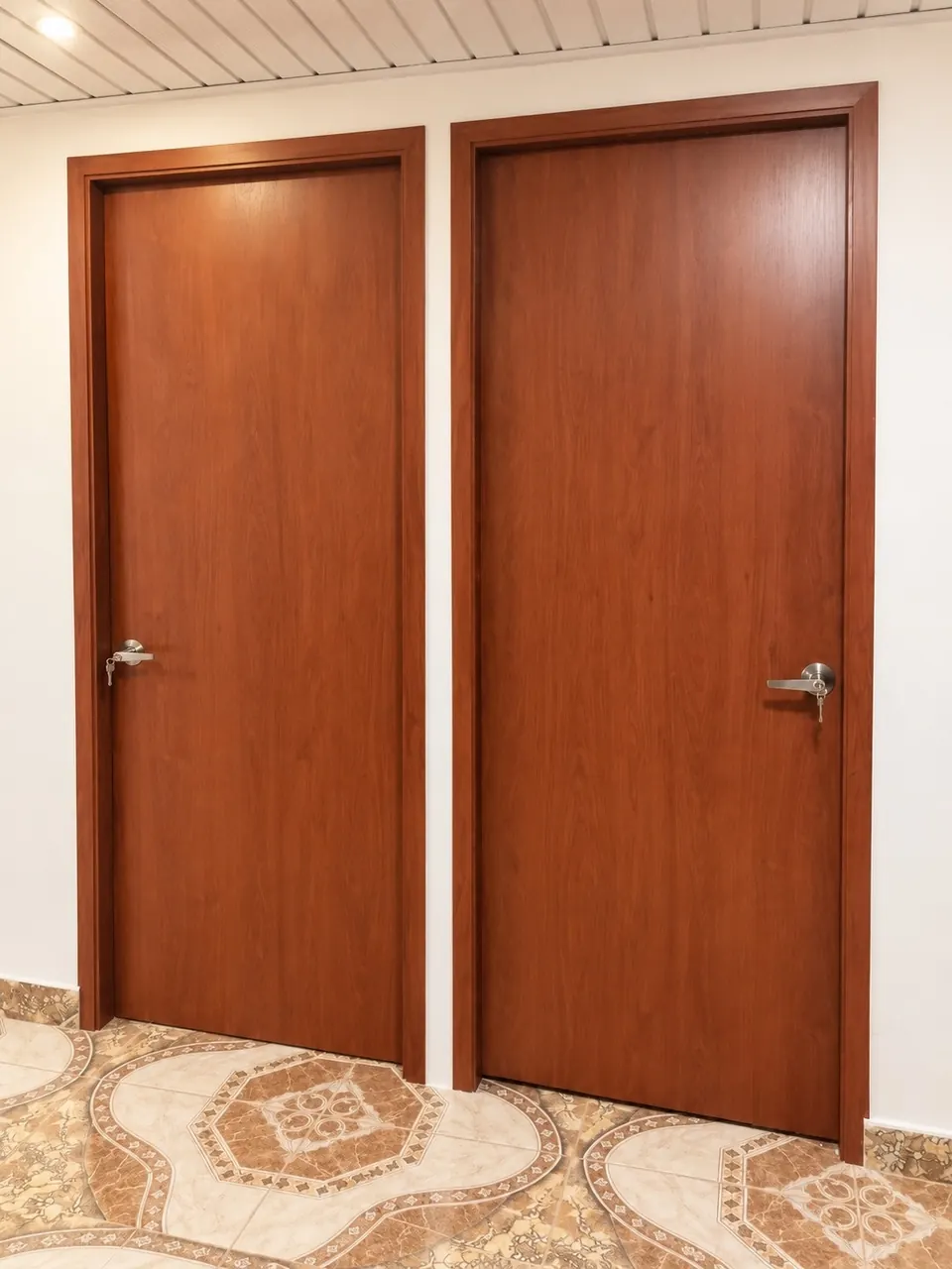 Dos puertas interiores en tono caoba con manijas plateadas